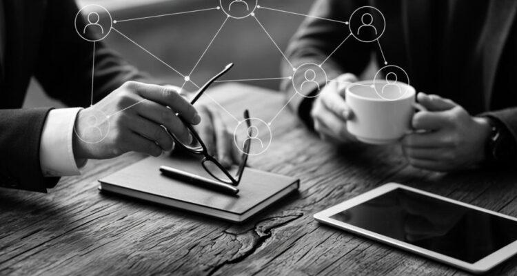 Reunião com tecnologia e networking.