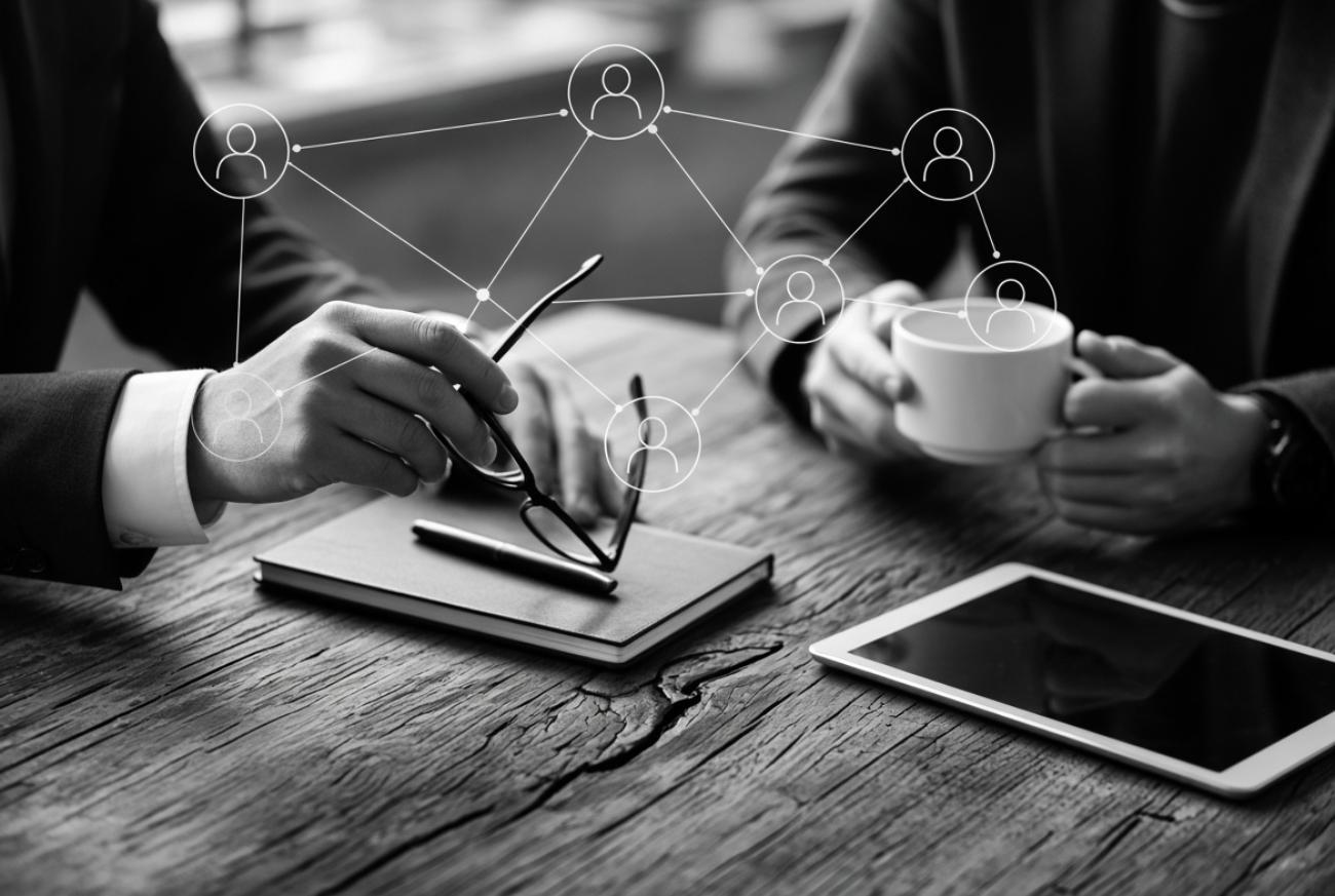 Reunião com tecnologia e networking.