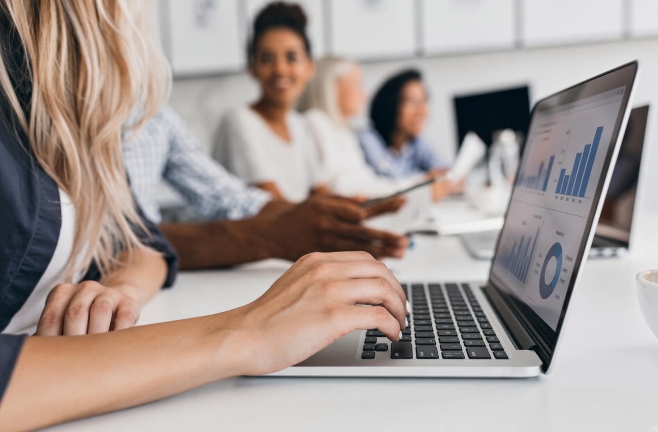 Reunião com gráficos em laptops.